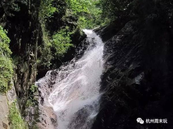 《白月梵星》再引热议，白鹿红衣造型惊艳时光，与敖瑞鹏同框太甜